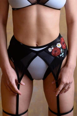 Queen Garter Belt - Peace -Clothing Store 2 69f3dcf0 547e 45f6 9150 9baf5057221c