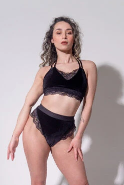 Sorte Velvet Adore Shorts - Black 11 Sorte Velvet Adore Shorts - Black -Clothing Store ADORE 5 0fa940ba 3ab1 4319 968a 91eb610c08ac