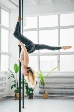 REV ACTIV Sticky Leggings - Black -Clothing Store revactiv dancetemple print malowanieswiatlem 0034